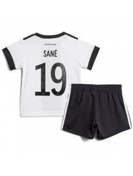 Tyskland Leroy Sane #19 Replika Hemmakläder Barn VM 2022 Kortärmad (+ byxor)